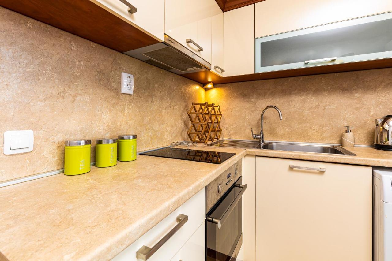 The Walnut 2Bd Apartment Plovdiv Bagian luar foto